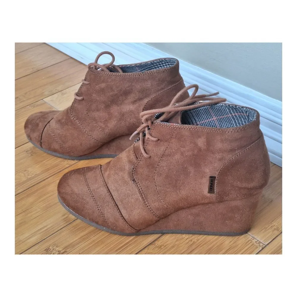 Bongo Josie Lace-Up Desert Wedge Ankle Boots Womans Booties 10M Vegan Suede Rust